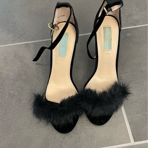 Feather heels 8.5 Betsy Johnson